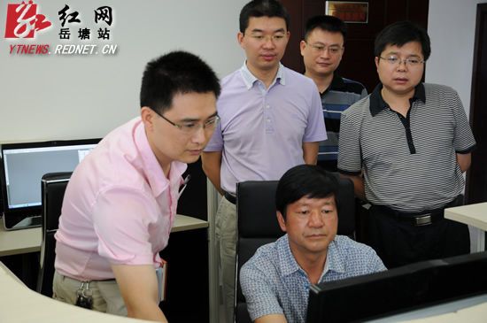 湘潭国家高新区党工委书记、岳塘区委书记肖克和在浏览岳塘新闻网（红网岳塘分站）页面