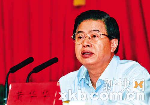 黄华华昨日表示，要促进政协委员以走访、接访、定期联络等形式深入社区、深入群众，到群众中找议题。