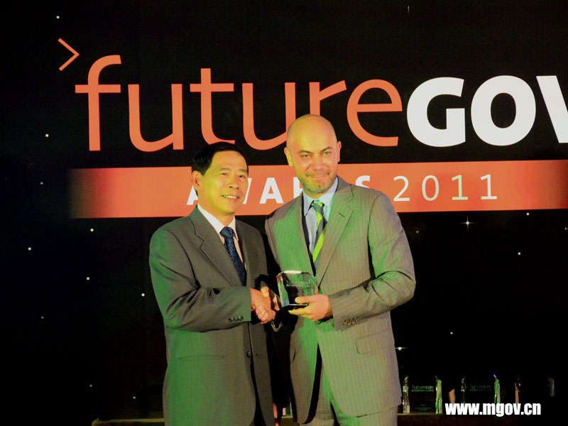 James Smith给张家生处长颁奖 - 未来政府奖颁奖晚会