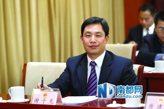国家食药监总局早就向市场释放“处方药放权”信号，但新政迟迟未出。个中症结在于，“网售药品市场正在井喷，但监管的手段和队伍还不健全，相关监管的法律法规也不健全。”昨日，全国人大代表、老百姓大药房董事长谢子龙接受了南都记者电话专访，他坦言，“这方面的建议我去年已经提过，但相关部门给到的回复，我不是很满意，所以今年再度就此话题，提出《关于充分保障患者获得就诊处方信息基本权利的建议》。”