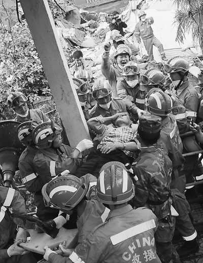  四川省绵竹市东方汽轮机有限公司职工郑跃贵被部队官兵成功救出