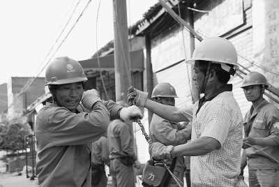  5月20日，四川省青川县竹园镇供电所工人正在余震中抢修高压线
