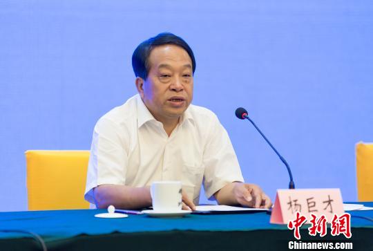 图为吕梁市人民政府副市长杨巨才发言。 冯帅 摄