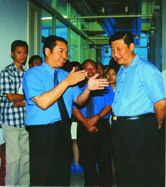 2001年10月，习近平总书记（时任福建省委副书记、省长）到中国电信福建分公司调研信息化建设。（资料图片）