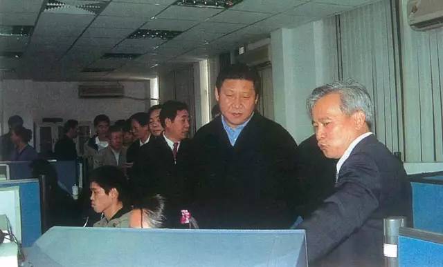 2002年3月，习近平总书记（时任福建省委副书记、省长）到福建省空间信息工程研究中心调研。（资料图片）