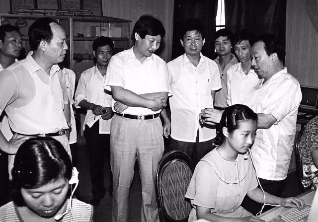 1989年夏天，习近平总书记（时任宁德地委书记）到福州调研程控电话。（资料图片）