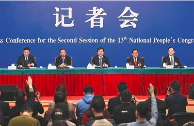 昨日，十三届全国人大二次会议举行记者会，全国人大监察和司法委员会副主任委员徐显明（中）、全国人大财政经济委员会副主任委员尹中卿（右二）等就“人大监督工作”相关问题回答中外记者提问