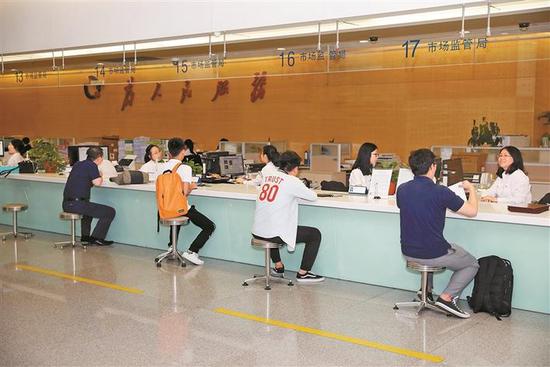 å¨æ·±å³å¸è¡æ¿æå¡å¤§å ï¼å¸æ°æ­£å¨åçä¸å¡ã æ·±å³ææ¥è®°è æ¨å°æ æ