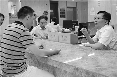 鼓楼区“人大代表联系点”在鼓楼区政务服务中心揭牌后，人大代表接待群众。