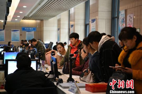图为民众正在兰州新区政务大厅咨询办理事项。 黄帆 摄