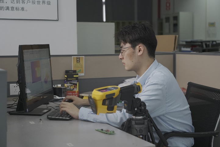 穿黑色衣服的男人在桌子边低可信度描述已自动生成