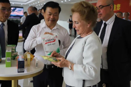 匈牙利国会常务副主席参观白云山和黄中药神农草堂