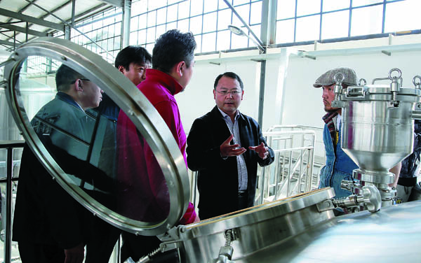 迪庆州委书记顾琨调研香格里拉工业园区.jpg